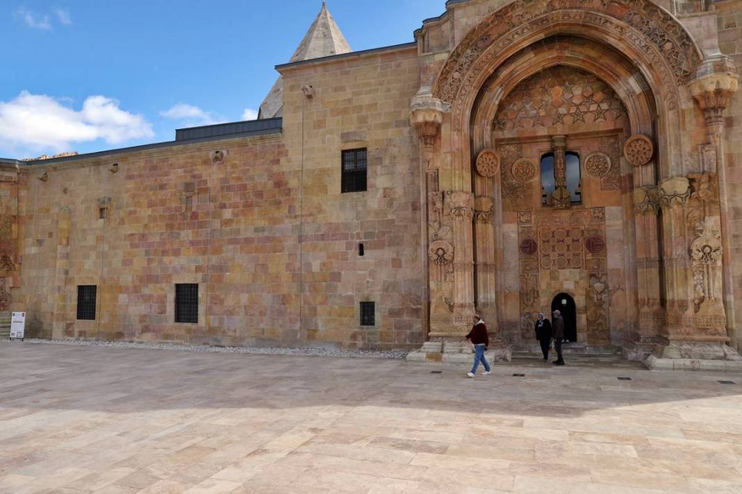 Bir dönemin akıl hastanesiydi: Ziyaretçi akını yaşanıyor! Aynı zamanda ibadethane, 9 yıllık restorasyon sona erdi 17